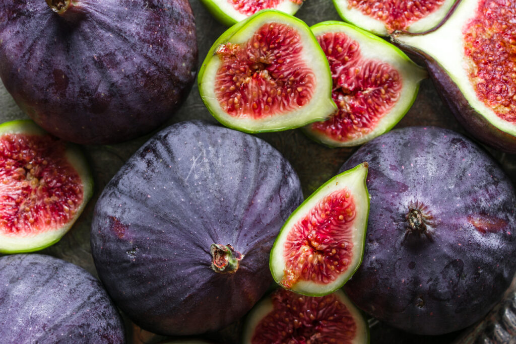 Vers vijgenfruit en plakjes vijgen, achtergrond